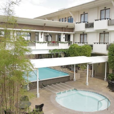 Mansion Garden Hotel Olongapo Buitenkant foto