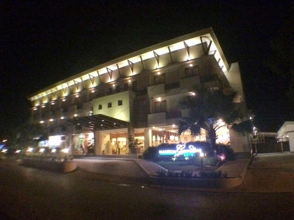 Mansion Garden Hotel Olongapo Buitenkant foto