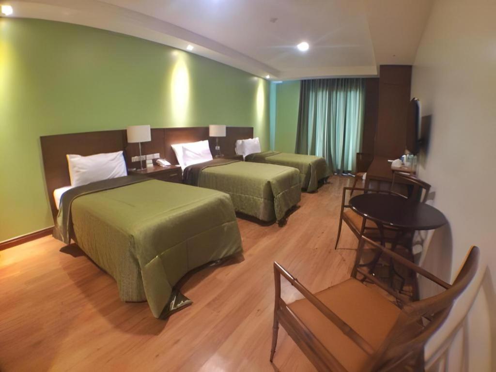 Mansion Garden Hotel Olongapo Buitenkant foto