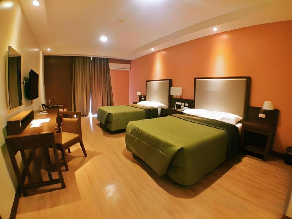 Mansion Garden Hotel Olongapo Buitenkant foto