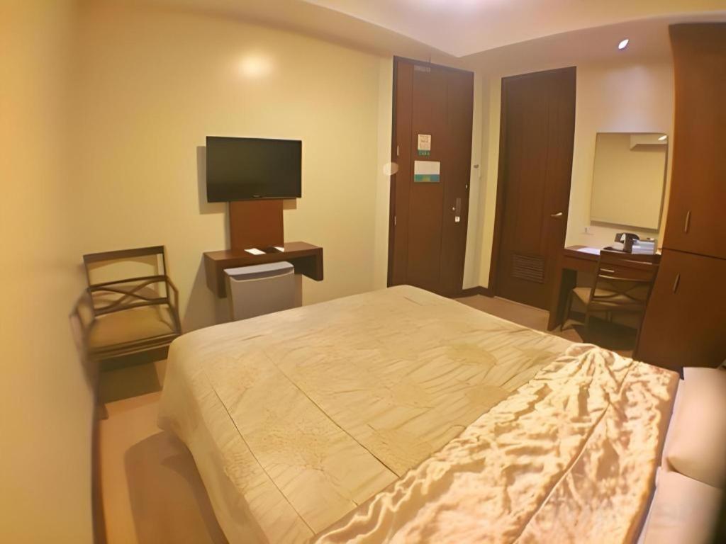 Mansion Garden Hotel Olongapo Buitenkant foto