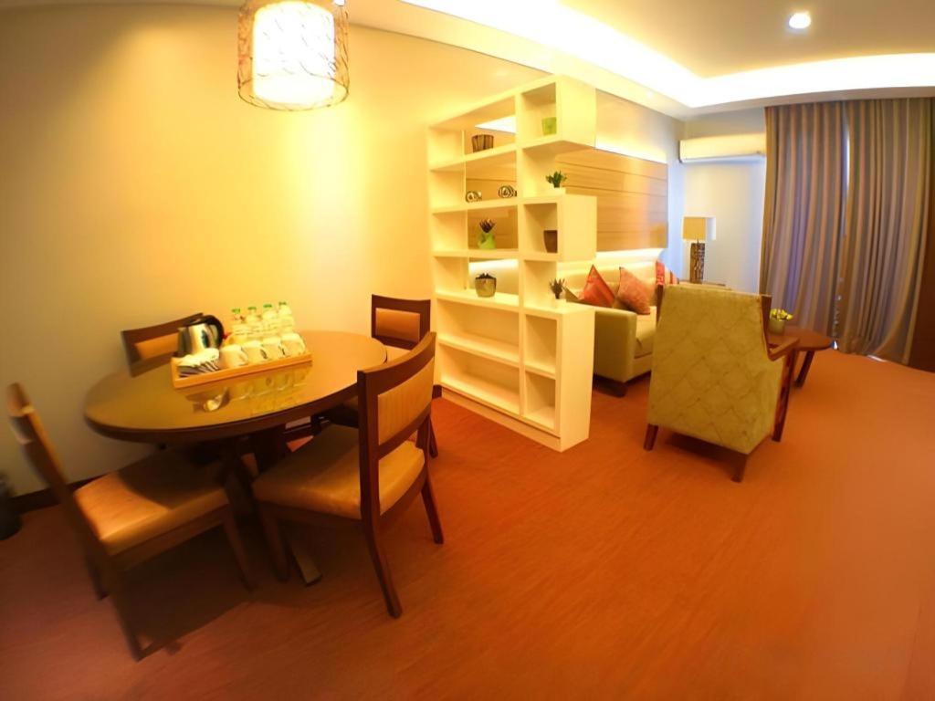 Mansion Garden Hotel Olongapo Buitenkant foto